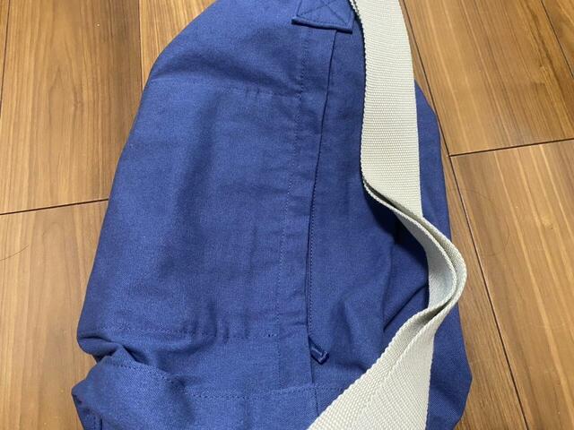 【ユニクロ　ドローストリングバッグ】サイズは横39×縦46×マチ25cm、ショルダーストラップの長さは59.5～106cmです