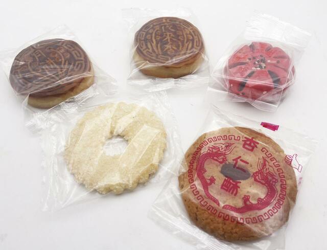 「頂好食品」の菓子セレクト/(左上から時計周りに)「豆沙月餅」330円、「クルミ月餅」330円、「ナツメ花巻」280円、「杏仁酥」130円、「氷花酥」130円(いずれも税込)