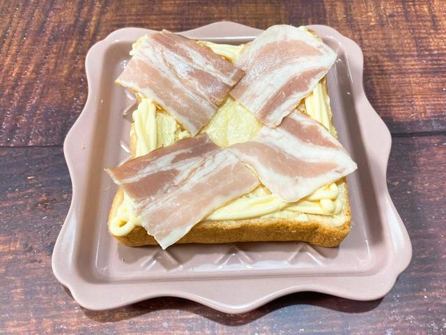 半分にカットしたハーフベーコンを乗せます