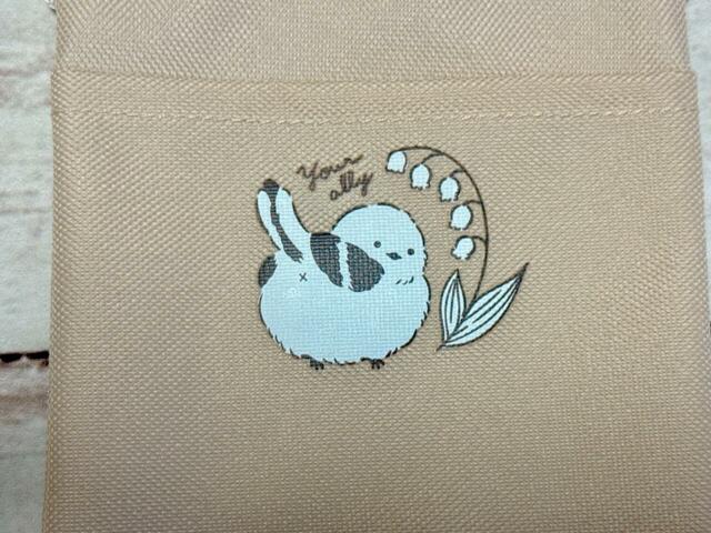 こちらを振り返るまんまるもふもふの後ろ姿がかわいい〜！