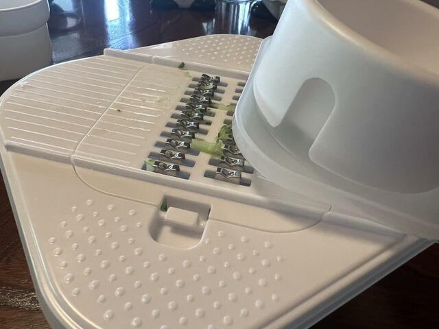 【ニトリ　スライサーザルボウルセット】指ガードを使うと、小さくなった食材も指を使わずに切れます