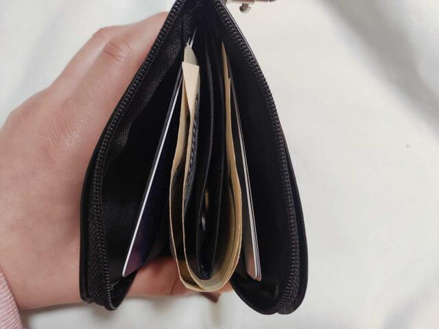 両サイドにカード、中央にコイン、お札を入れた状態