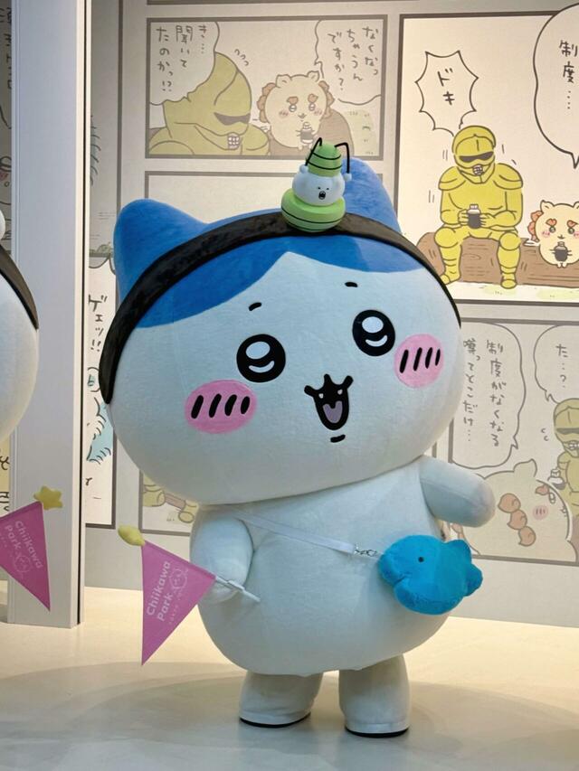 ハチワレは黄緑の虫のカチューシャを装着。お魚のポシェットがかわいい…！