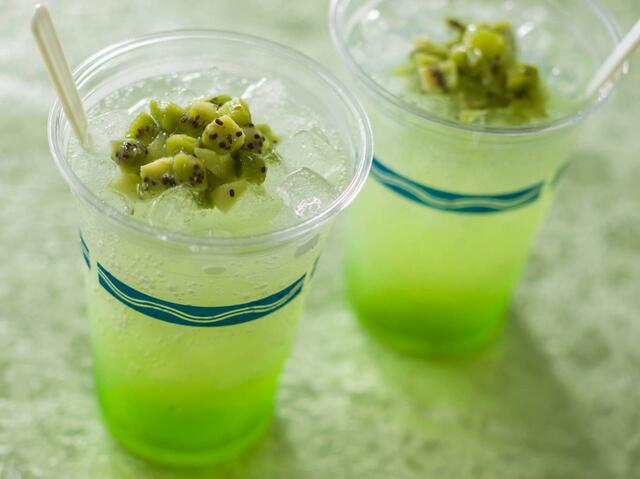 スパークリングカクテル(ジン＆キウイ) 780円｜東京ディズニーリゾート40周年“ドリームゴーラウンド”スペシャルメニュー