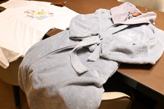 【グランド ハイアット 東京「ポケモン コラボレーション サマー 2025」】Tシャツとバスローブは1サイズでの提供。ビッグサイズで男女ともに使えます
