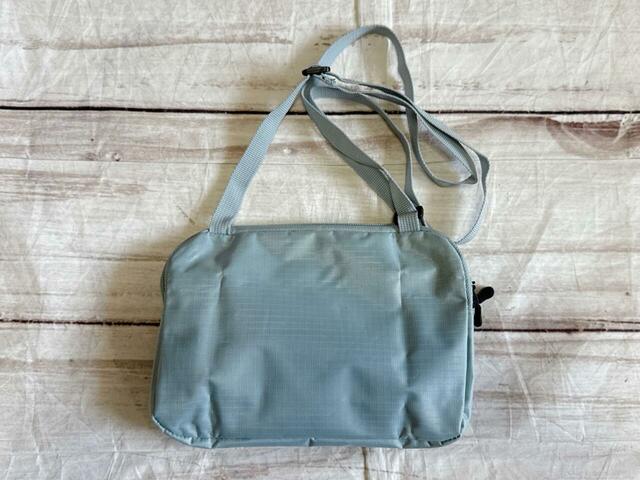 背面は装飾がないシンプルなデザイン