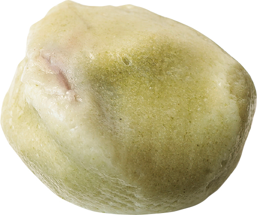 麩まんじゅう 1個180円｜笹の葉をはがすと、中には生麩を使った、もっちりしたおまんじゅうが。｜桃太郎