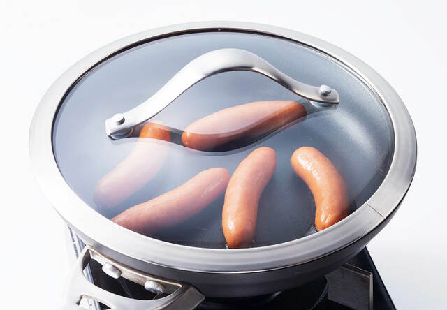 フタをして、フライパンを揺らしながら蒸し焼きに