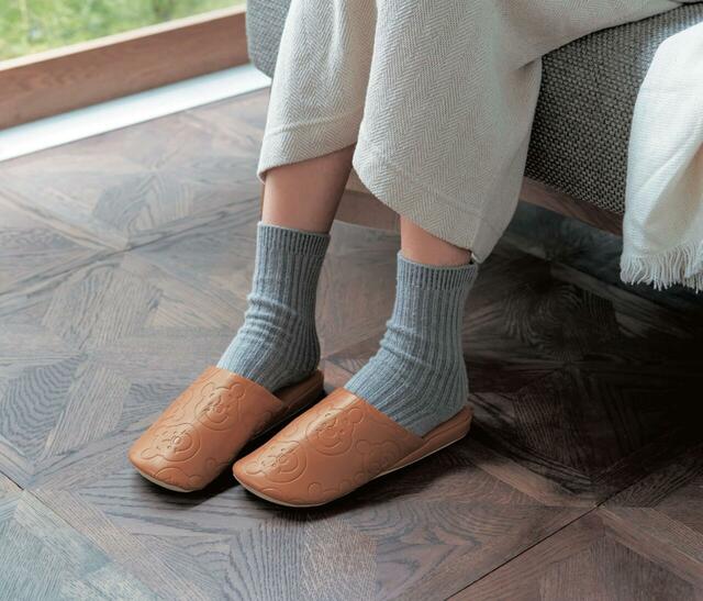 フェイクレザーの型押しスリッパ(選べるキャラクター)|¥ 1,980 (税込)