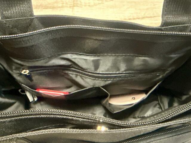 メイン収納の区切りポケットにはミラーとミントタブレットをイン