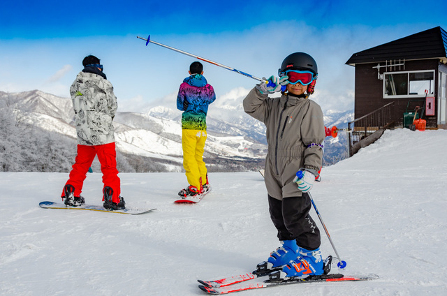 白馬岩岳スノーフィールド（子どもモデルのスノーウェア提供：ISBJÖRN）