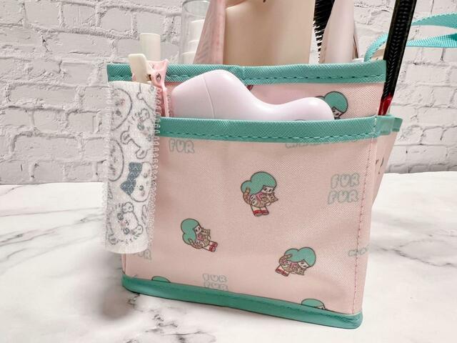 サイドのポケットには、温熱カッサと前髪カーラーをイン。カーラーはクリップで挟めるのがうれしい♪