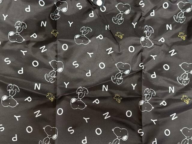 スヌーピーとウッドストック、アルファベットを散りばめた総柄デザイン！