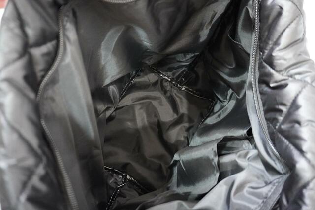 中はブラックのナイロン生地