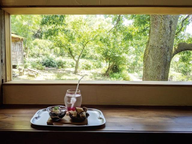 眺めのよい窓際でおつまみセット880円などを味わって｜基牛舎