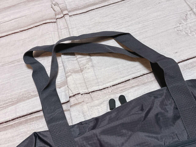 持ち手は長め設計。肩がけがスムーズにできるのがうれしいポイント！