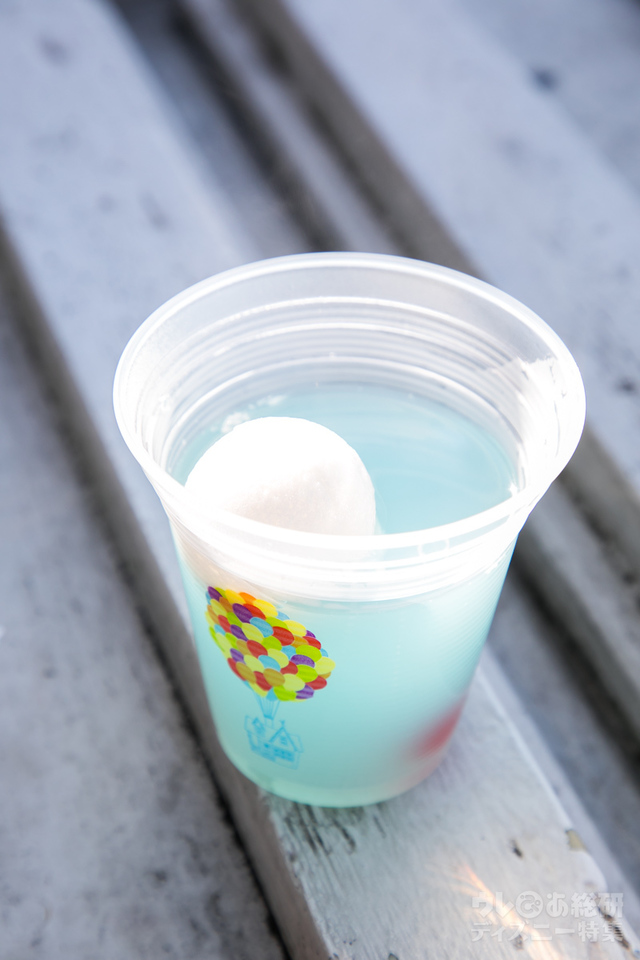 カールじいさんのホットドリンク（パイナップル風味） ¥400｜スーベニアスプーン付き ¥800 