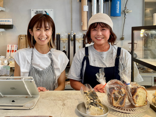 【アンダーブラフコーヒー】左がホールスタッフの畑山敬子さん。右が話を伺った桜井香絵店長