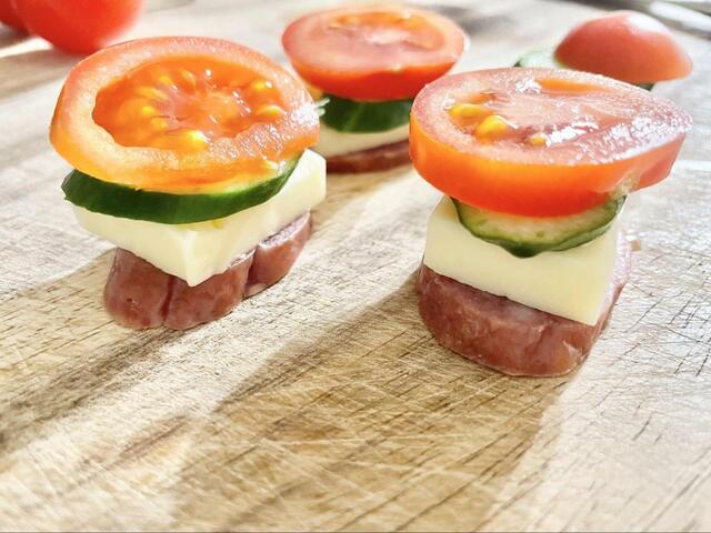 【アレンジレシピ　サラミときゅうりのカナッペ風】3分で作れる！忙しいときのおつまみにもおすすめ