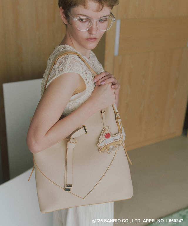 【シナモロール×VIS】「ハートカットバッグ LARGE」ベージュ ￥8,899／シナモロールとお友だちのカプチーノをイメージしたライトベージュカラーが上品です