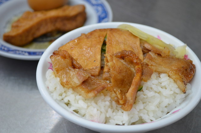 炭火焼きが香ばしい『老牌周記燒肉飯』の焼肉飯（小35元）
