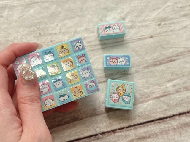 【ちいかわ スタンプブック】シールを貼ったスタンプをバラバラにしていきます