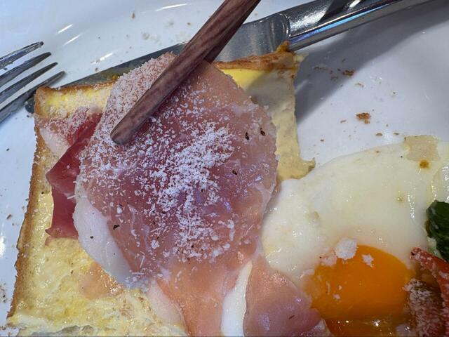 【デニーズ サニーサイドアップサンド ドリンクつき】シンプルだけど満足感あり、生ハムも美味しい♪忙しい朝にもちょうどいいモーニング◎