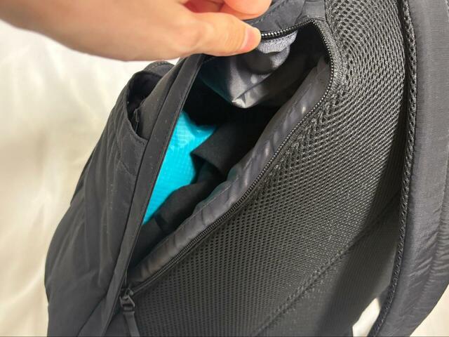 【UNIQLO マルチポケットバックパック】背面（右手側）にはメイン収納につながるファスナーが付いていて、メイン収納の上から下までしっかりアクセスできます！