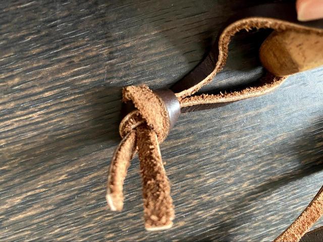 【カインズホーム アカシア食器サラダスプーン 25cm】紐がついていて壁に掛けられます