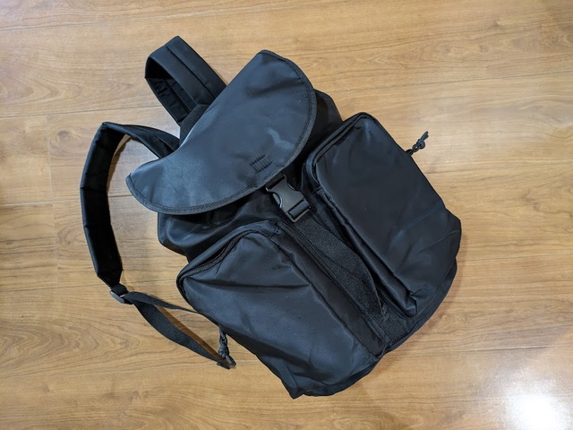 【GU ナイロンツイルバックパック+E】コロンと丸みのあるデザイン