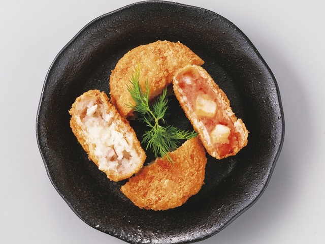 【幕別町】木川商店／（左）なつかしのコロッケ（１個）216円  （右）十勝ブライドのラクレットチーズトマトコロッケ（1個）540円［各日限定各100個］ ＜通期＞【西武池袋本店「春の北海道うまいもの会」】