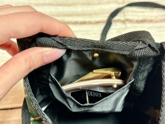 ミラーや口紅などはポケットにイン！