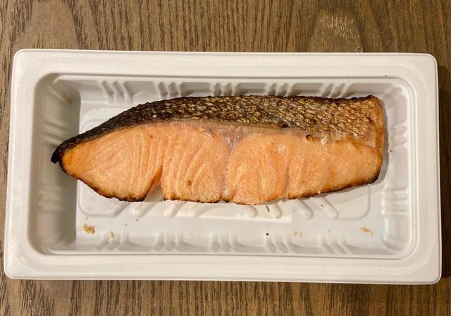 【ファミリーマート 銀鮭の塩焼き】焼き目がしっかり付いた焼き魚！