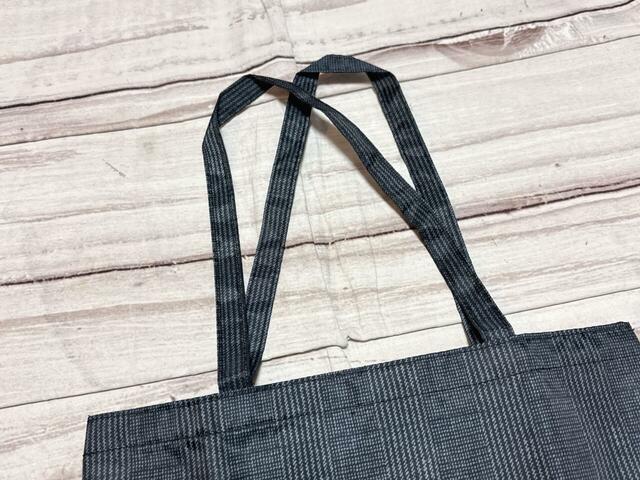 持ち手は長めなので厚手のアウターの上からも肩がけ可能