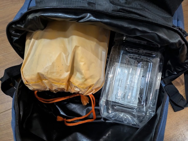 【ワークマン シューズ＆ヘルメットINデイパック】ジム用シューズを袋に入れ、2Lのペットボトルを立てて収納。さらにジム用ウェアも入ります！