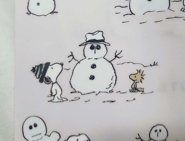 雪だるまを作るスヌーピー、ウッドストックのイラストつき