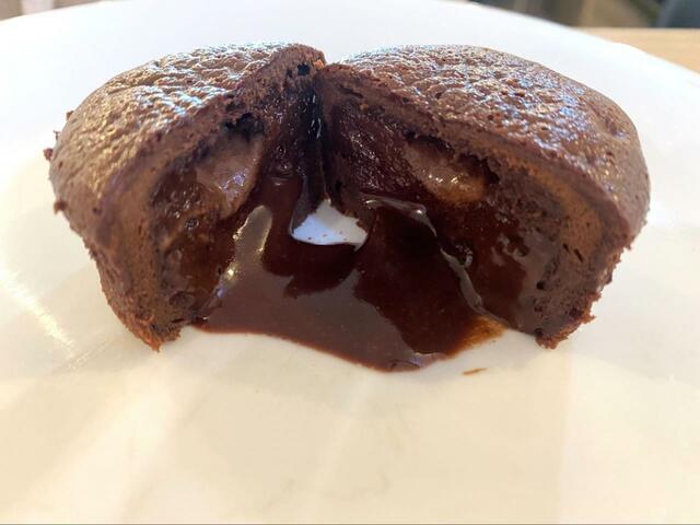 【ファミリーマート とろけて美味しいフォンダンショコラ】温めると中からチョコがとろり