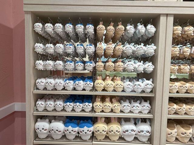 「ちいかわモチーフのショップ」では人気のマスコットやぬいぐるみをメインに販売！