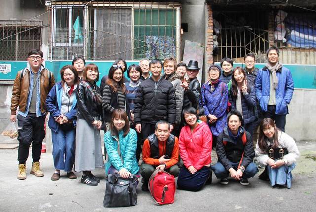 第4弾ツアー参加者たち、成都市の老舗ワンタン屋にて