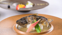 「北海道産ヤマメの燻製焼き ~純が釣った魚を五郎の燻製のように~」<期間:2026年9月8日~10月18日>【新富良野プリンスホテルに、テレビドラマ「北の国から」の風景やストーリーをテーマにした“オリジナル和食コース”が登場!】