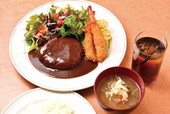 グリル幸咲き 自家製ハンバーグとエビフライ（ライス・豚汁付） 1000円 メイン5皿とチョイス5種の組み合わせで選べるランチ。