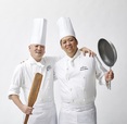 シェフブーランジェ 坂口裕二(左)と料理長 大久保大輔(右)【ホテルニューオータニ博多のパンビュッフェ】