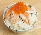 寿司 魚楽　炙りサーモンといくら丼 500円（税抜）