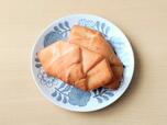 【コストコ 塩パン 500g(9個) 1198円】四角い生地を折りたたんだような形状がユニーク