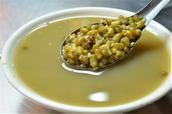 『阿嬤的古早味緑豆湯』の緑豆湯。緑豆には熱を冷ます効果があるので、暑い台湾には欠かせない
