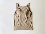 【無印良品】シルク入りカップ付きタンクトップ／胸開きの広いVネックになっていて、着ると上半身がスッキリと見えます。