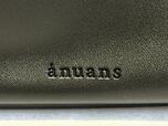 フロント下部には「ánuans」のブランドロゴ刻印入り。主張しすぎないさりげないアクセントで、上品な印象！