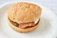 ベーコンの薫香がスゴイ!月見バーガー(340円)