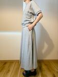 【無印良品 ライトスウェットクルーネック半袖Tシャツ/フレアスカート】身長166cm・Lサイズのグレー着用。伸縮性もほどよくあります