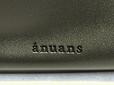 フロント下部には「ánuans」のブランドロゴ刻印入り。主張しすぎないさりげないアクセントで、上品な印象！